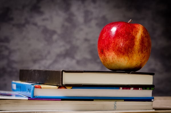libros de clases con una manzana