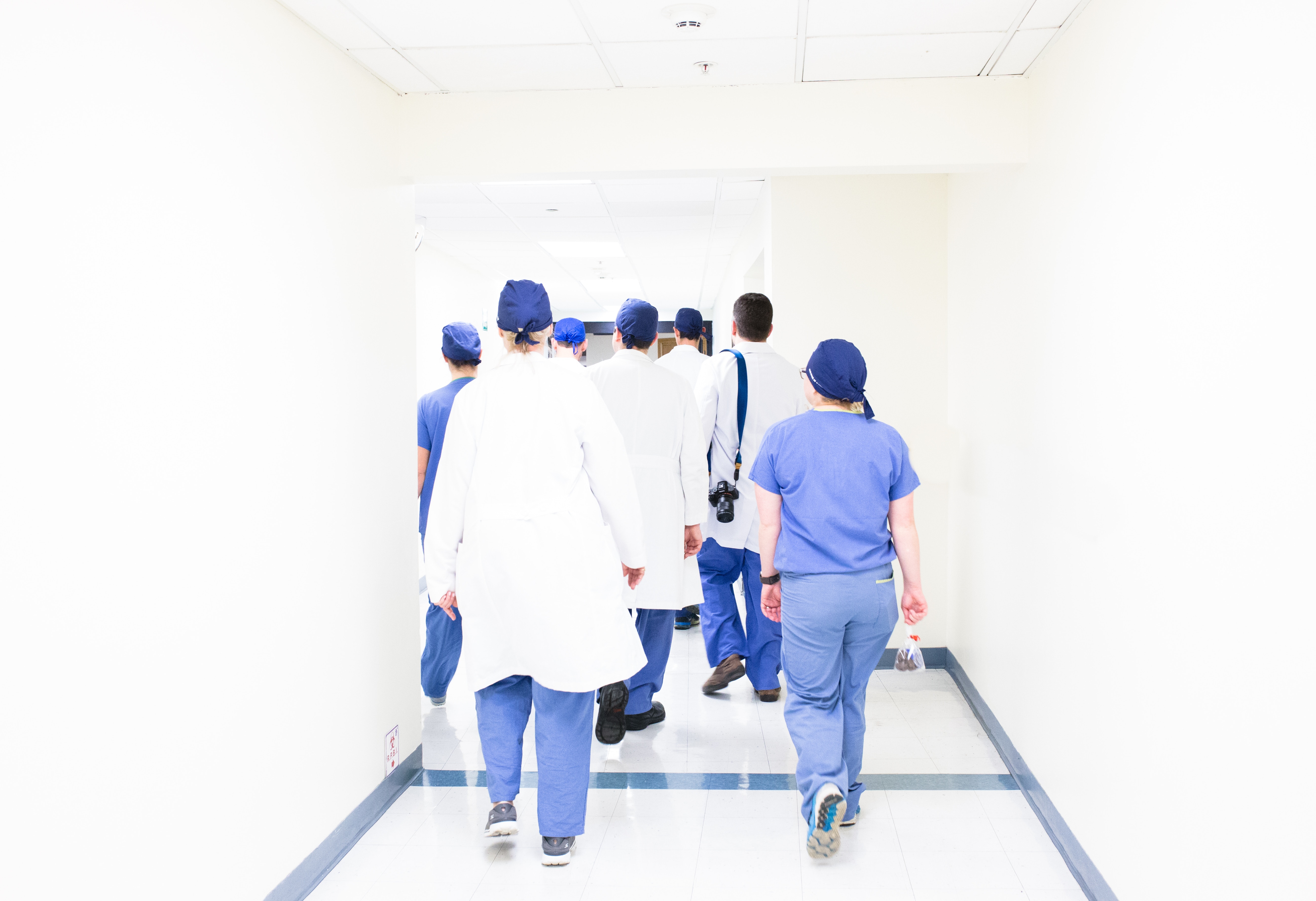 medicos en pasillo de hospital